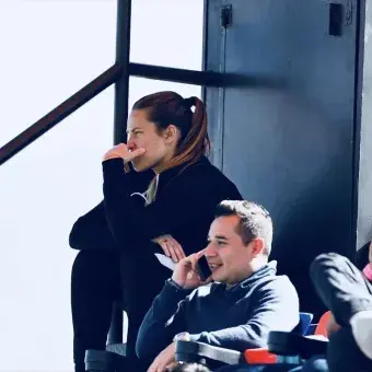 Viendo el partido de fútbol