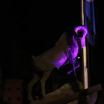 IRA SE ILUMINA DE AZUL 