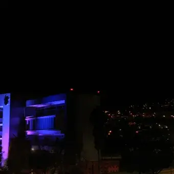IRA SE ILUMINA DE AZUL 