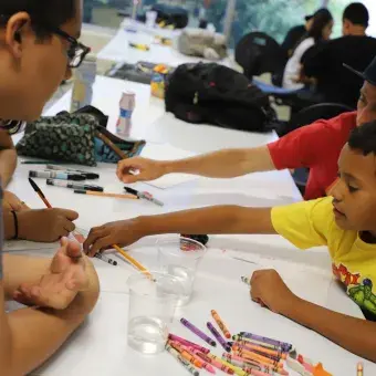 Niñas y niños se unen a estudiantes del Tec para construir juguetes 