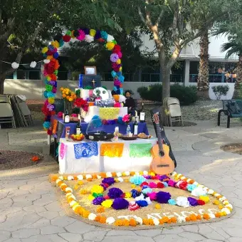 Alumnos festejando el día de muertos