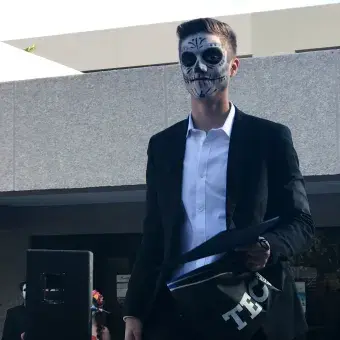 Alumnos festejando el día de muertos