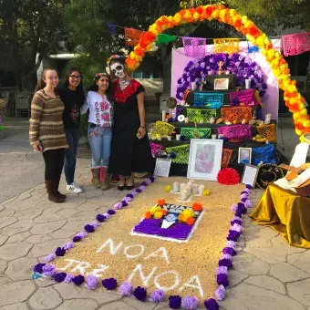 Alumnos festejando el día de muertos