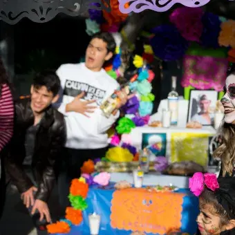 Alumnos festejando el día de muertos