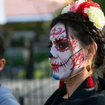 Alumnos festejando el día de muertos