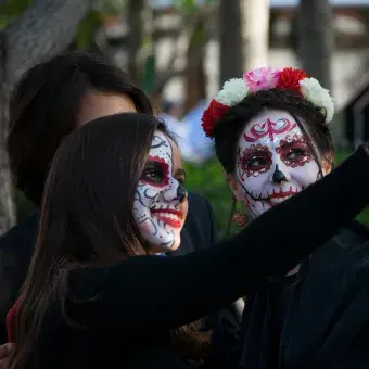Alumnos festejando el día de muertos