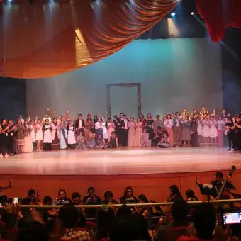 Público, orquesta y elenco