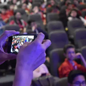 Alumnos esperando a la mención de los finalistas