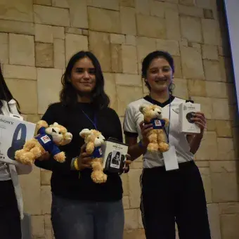 Ganadoras del evento Wordbusters con sus premios