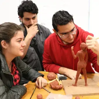 Alumnos caminando hacia los retos