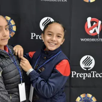 Alumnas de secundaria llegando al evento