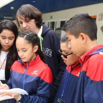 Alumnos resolviendo retos en el rally de Ironmath y Wordbusters