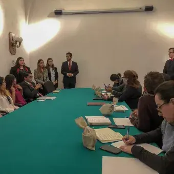 Secretaria de turismo conociendo las campañas propuestas 