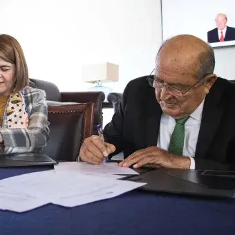 Entregan Beca “César Sánchez Lozano”