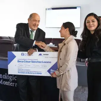 Entregan Beca “César Sánchez Lozano”