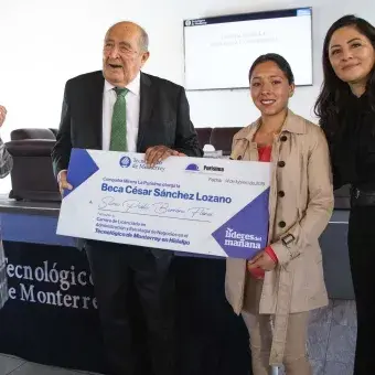 Entregan Beca “César Sánchez Lozano”