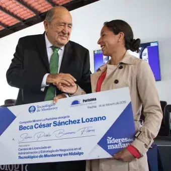 Entregan Beca “César Sánchez Lozano”