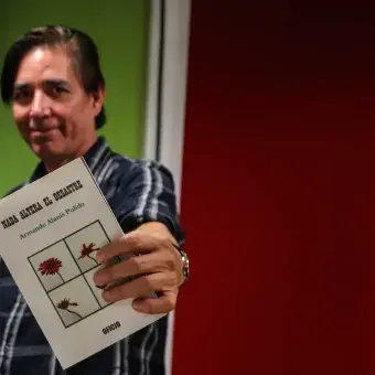 Alumnos y Armando Alanís pintando paredes con frases poéticas