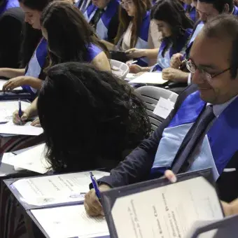 Con orgullo y emoción, ven a sus hijos cumplir sueño Tec (fotogalería)