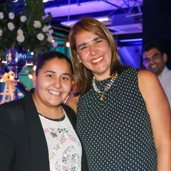 Adriana Valle y Cindy Eroza, representantes de la carrera de Administración Financiera.