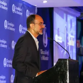 Nuestro rector, Héctor Morelos Borja dando unas palabras para los homenajeados.