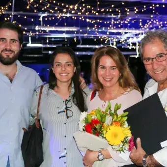 La profesora Maria Isabel Romero y su familia celebrando sus 25 años de trayectoria.