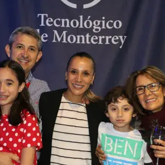 Nuestro maestros galardonados aprovecharon para tomarse fotos con sus familias.