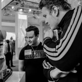 Alumnos interesados en los avances tecnologicos
