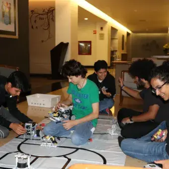 Se preparan en su hotel, la noche anterior a la competencia.