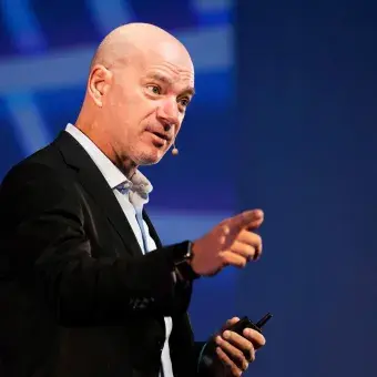 La tecnología cierra brecha social, pero abre una ambiental: McAfee