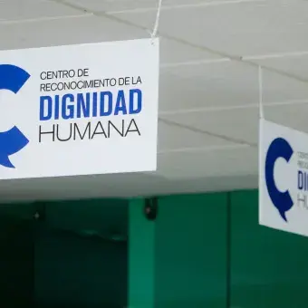 Carteles colgantes del techo con el logo del CRDH