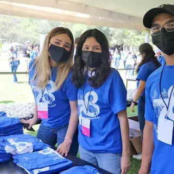 Staff de alumnos que realizaron la entrega de playeras conmemorativas del 78 Aniversario del Tec.