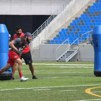 Hector-Siller-realizando-jugada-en-NFL-international-combine-mexico-2021