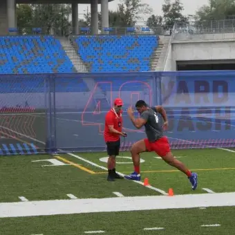 Jugador-en-prueba-de-40-yardas-NFL-international-combine-mexico-2021