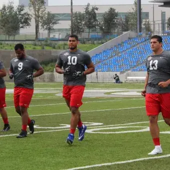 Jugadores-trotando-en-NFL-international-combine-mexico-2021