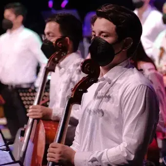 Chelistas al final de una pieza musical