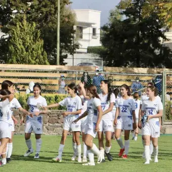 Celebrando después de un gol.