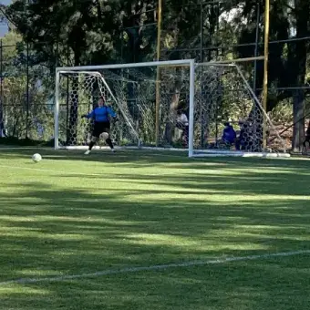 ¡Va sola hacia la portería!