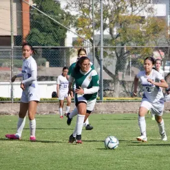 Enfrentándose a media cancha.