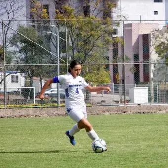 La jugadora obtiene el balón.