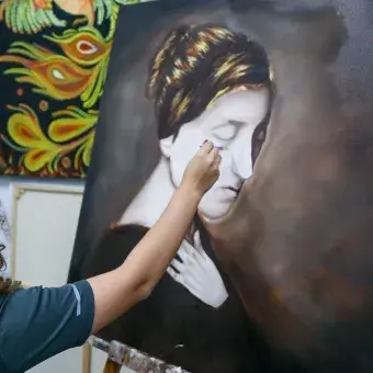 Alumna detallando su pintura