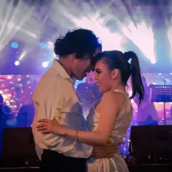 Pareja de balarines viéndose a los ojos