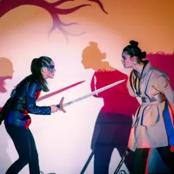 Villana y protagonista mujer enfrentándose