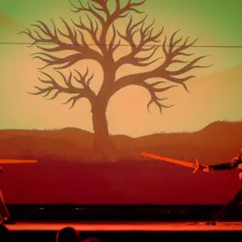 Padre y líder de los villanos enfrentándose en pelea