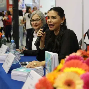 Presentan libro universidad cocredora del futuro en la FIL Guadalajara.