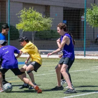 Jovénes en partido de soccer