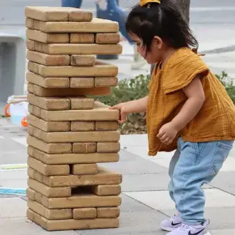Una niña jugando jenga.