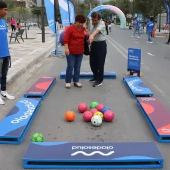 Un matrimonio disfruta de uno de los juegos.