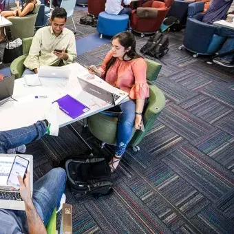 Alumnos y alumnas trabajando en el campus Monterrey