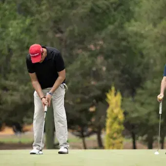 Dos golfistas en el green